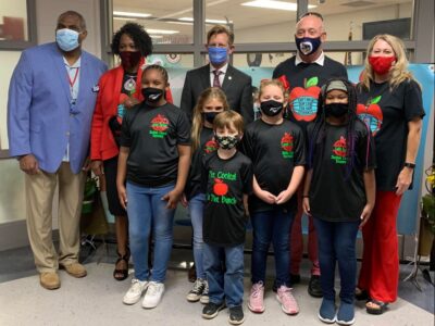 ARIS Students Have Special Guests for Apple Crunch Day!