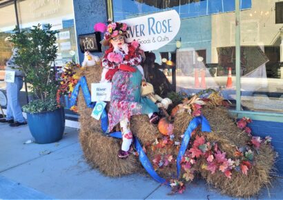Scarecrow Row in Downtown Wetumpka Shows Impressive Creativity; On display until Halloween