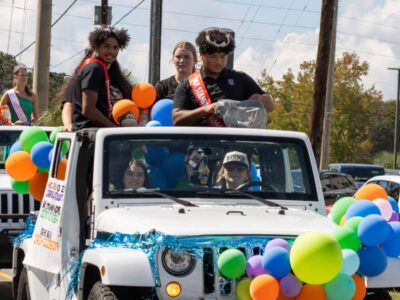 Stanhope Elmore celebrates homecoming week with parade, senior pond jump